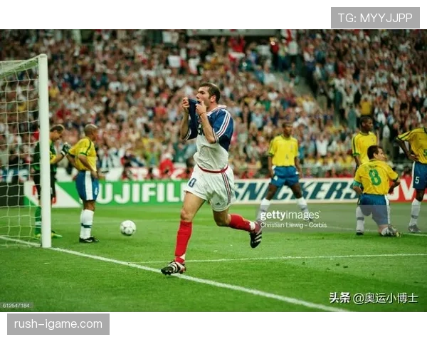 齐达内战术智慧闪耀赛场，足球艺术再添经典篇章